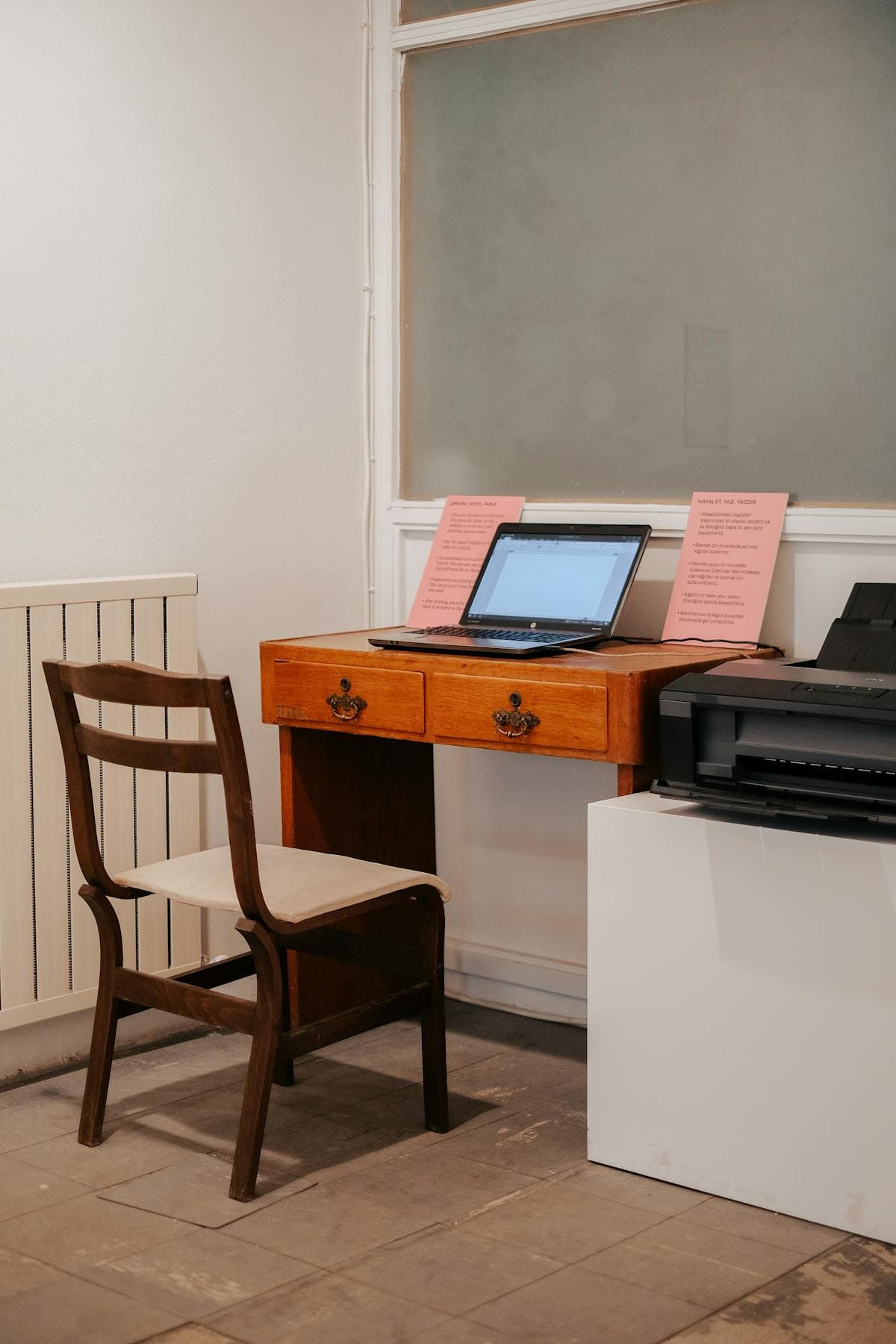 Rincón de trabajo tranquilo con mesa de madera, ordenador y luz natural